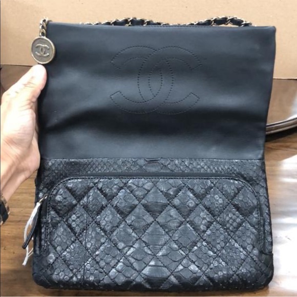 Chanel medallion black python wristlet - Picture 3 of 9